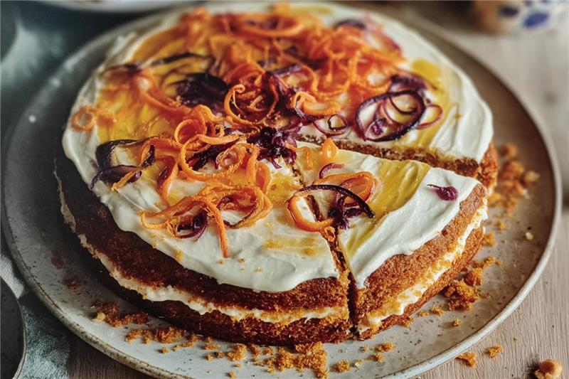 Saftiger Karottenkuchen mit Gewürzen und Apfelmus